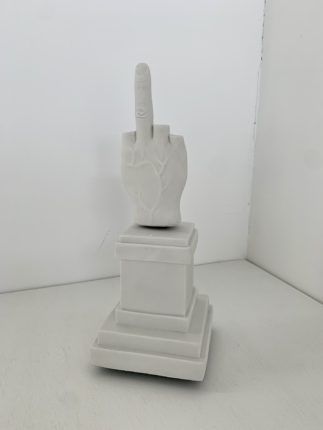 Maurizio CATTELAN, L.O.V.E. Carillon, 2015
